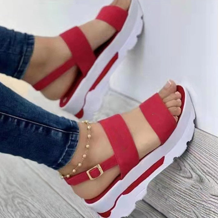 Damen Plateau-Sandalen am Fuß, die Fashion & Bequemlichkeit kombinieren. Perfekt für den sommerlichen Trend.