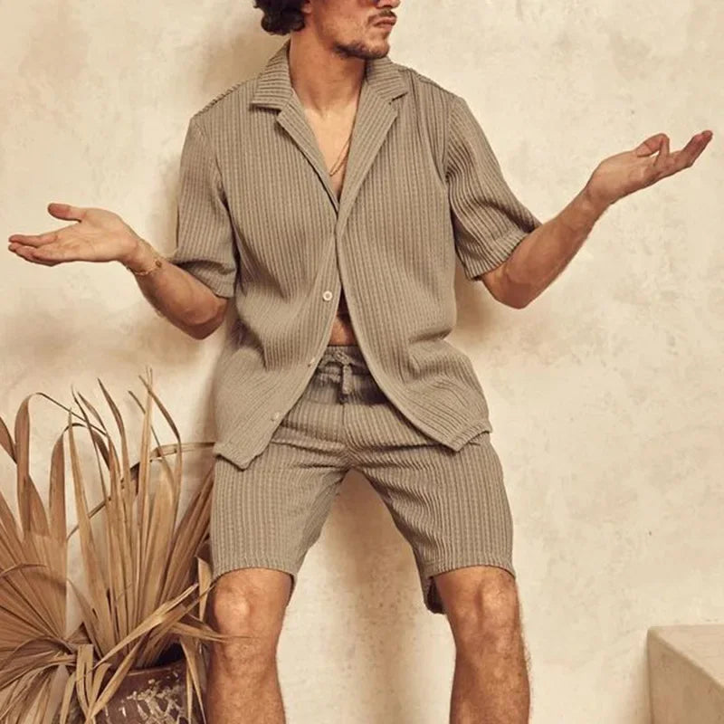Herren Sommer Set mit grauem Kurzarmhemd & passenden Shorts, ideal für warme Tage & Freizeit.