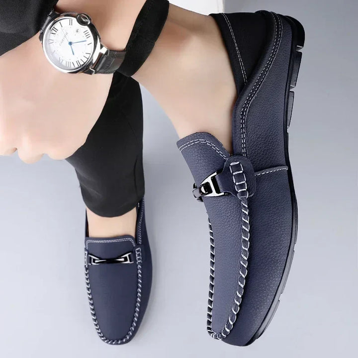Bequeme Herren Freizeit Slipper, Loafer-Stil mit elegantem Metallic-Bit. Ideale Komfortschuhe für entspannte Tage.