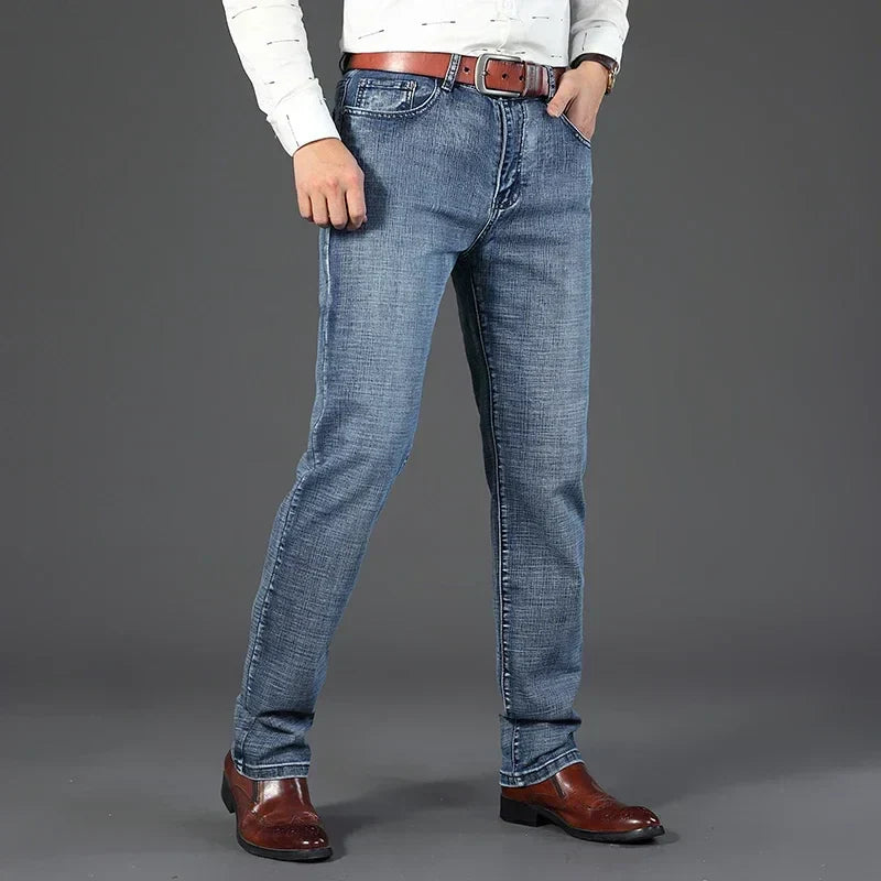 Klassische schwarze Herrenjeans, gerades Bein, mittelhoch. Perfekt für Herren, die Robustheit & Stil schätzen.