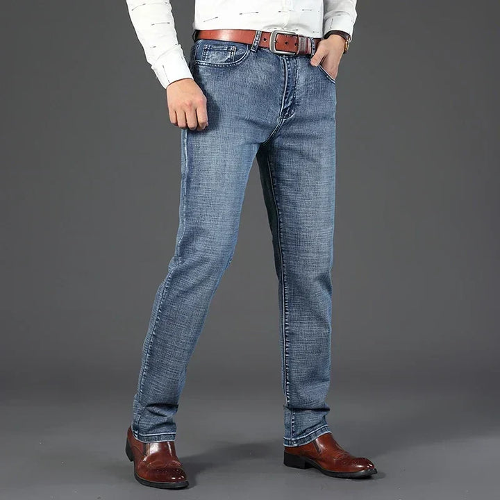 Klassische schwarze Herrenjeans, gerades Bein, mittelhoch. Perfekt für Herren, die Robustheit & Stil schätzen.