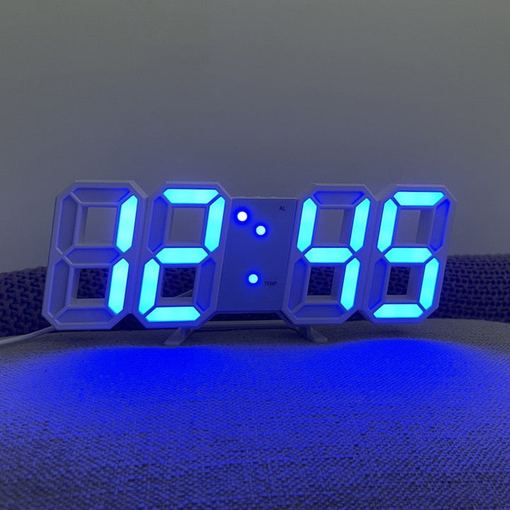 Digitale LED Tischuhr, auch als Wanduhr nutzbar, mit Wecker und Nachtmodus für eine blendfreie Zeitanzeige.