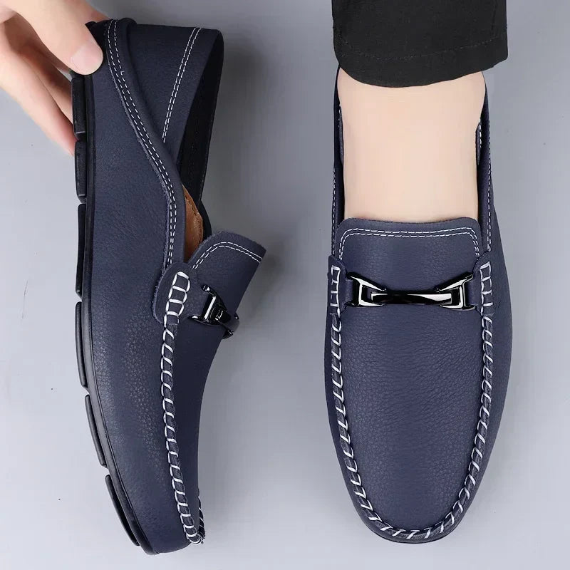 Stilvolle Business Loafer für Herren in Schwarz mit elegantem Metall-Bit. Komfortable Slip-on Schuhe für den Arbeitsalltag.