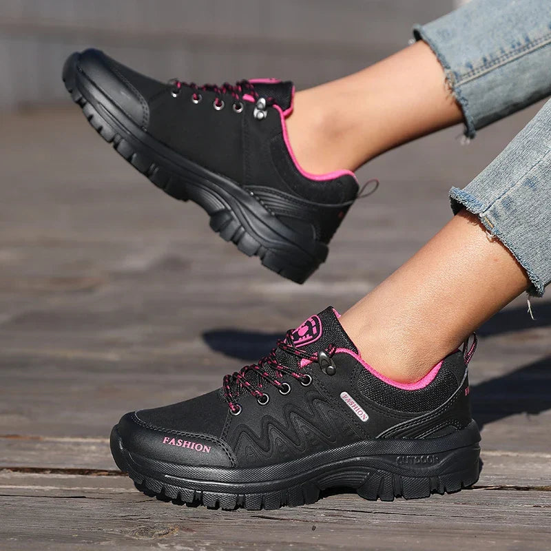 Nahaufnahme der rutschfesten Profilsohle der Damen Outdoor-Wanderschuhe für optimalen Grip auf jedem Terrain.