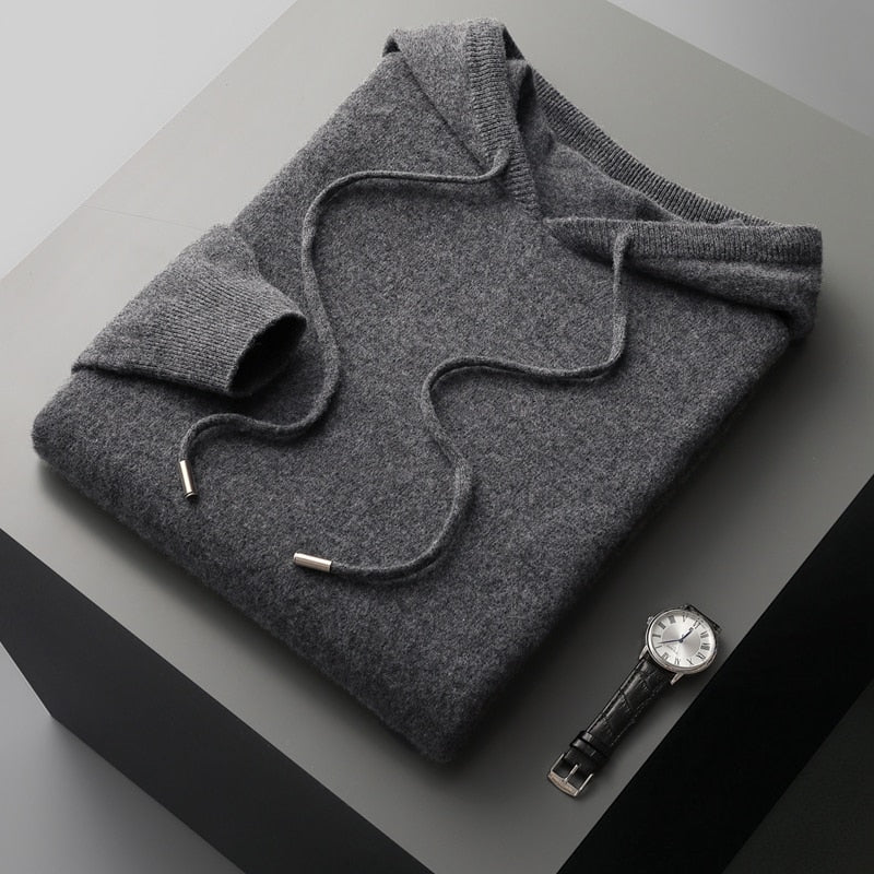 Mann trägt komfortablen Herren Hoodie, perfekt für entspannte Freizeit, Reisen & bequeme Alltagsmode.