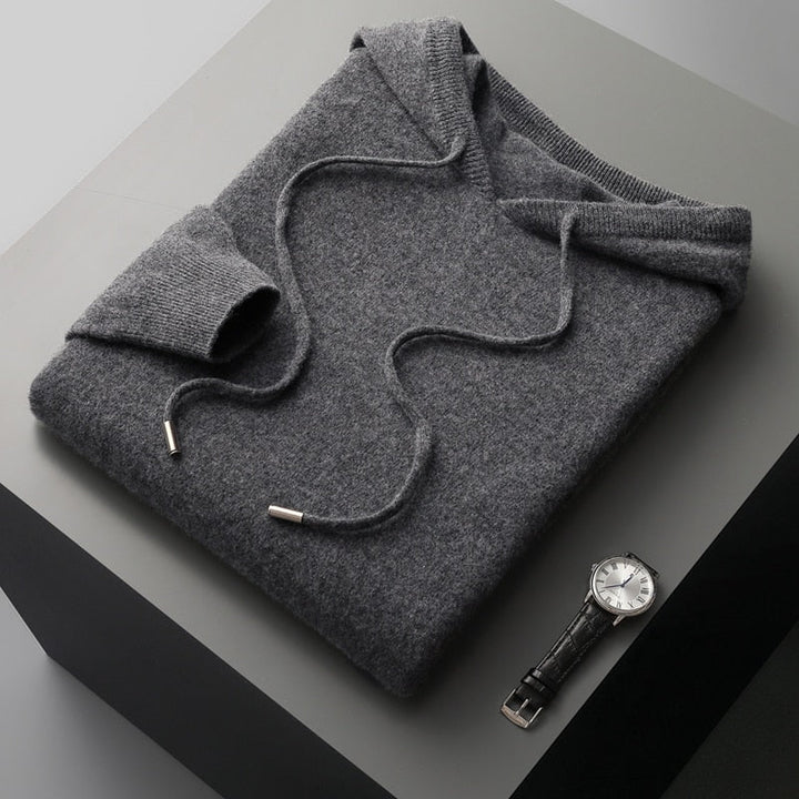 Mann trägt komfortablen Herren Hoodie, perfekt für entspannte Freizeit, Reisen & bequeme Alltagsmode.