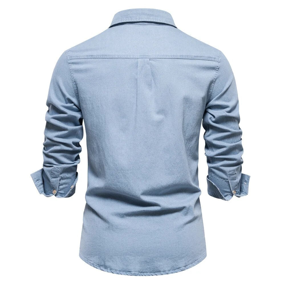 Stilvolles Herren Langarm Jeanshemd, Detailaufnahme der Knopfleiste und des Kragens, klassischer Schnitt für Männermode.