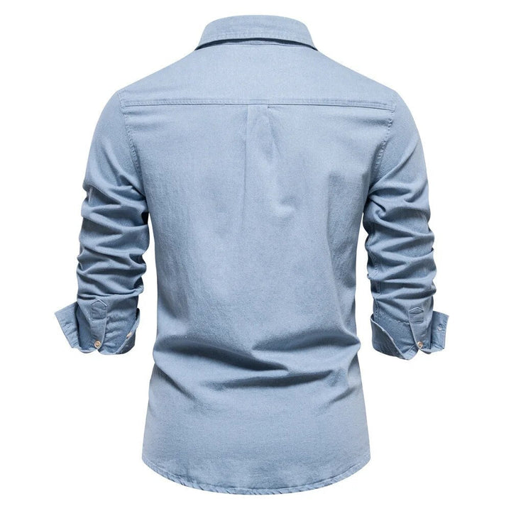 Stilvolles Herren Langarm Jeanshemd, Detailaufnahme der Knopfleiste und des Kragens, klassischer Schnitt für Männermode.