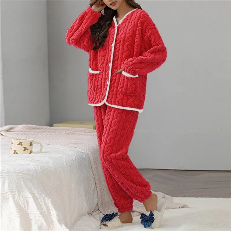 Elegantes Damen Pyjamaset: Komfortable Nachtwäsche im klassischen Stil, warm und gemütlich für kalte Nächte.