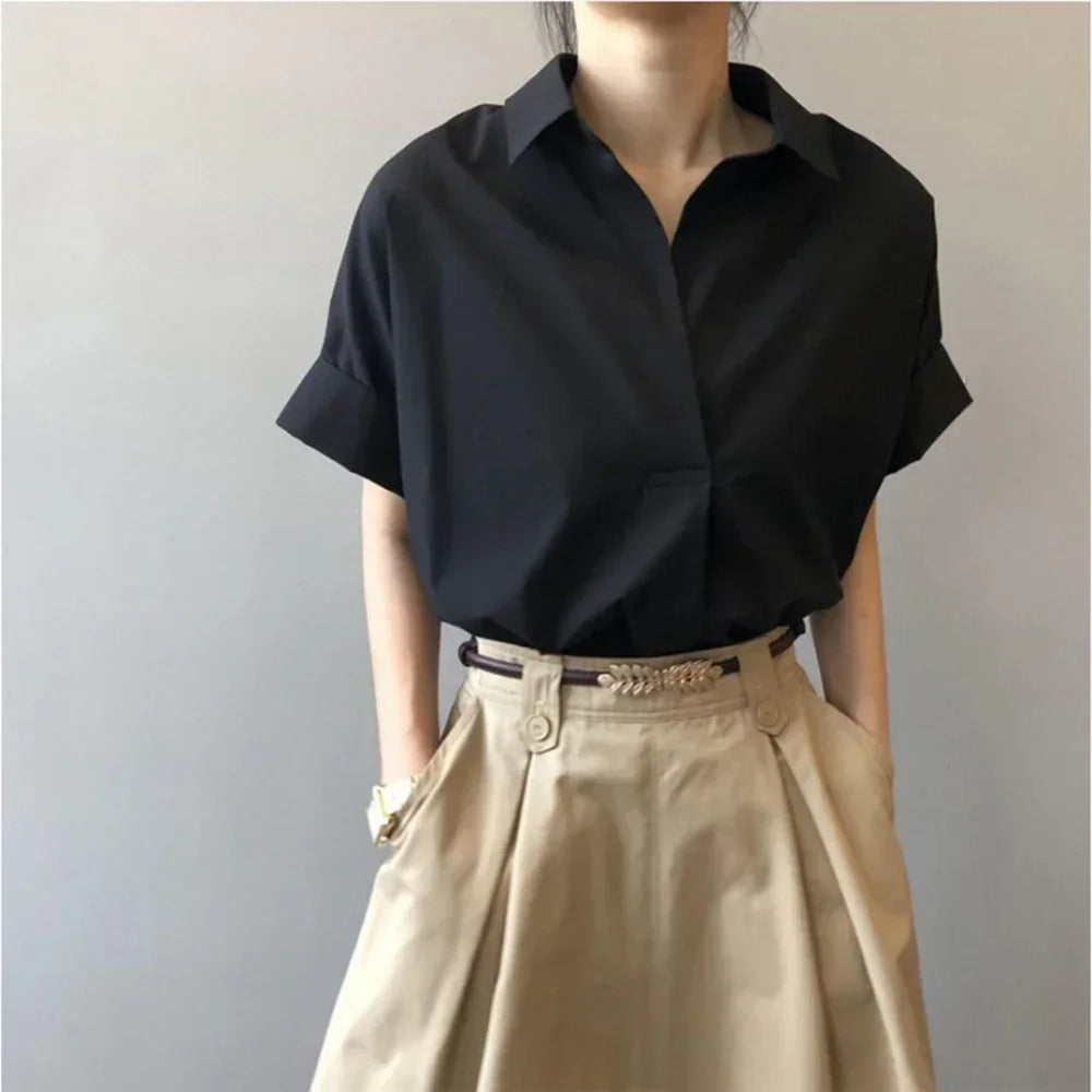 Modische Damen Sommerbluse mit weiten Fledermausärmeln und dezenter offener Naht, casual & chic.