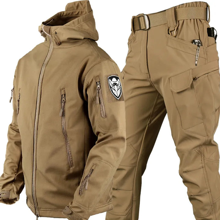 Rückansicht des robusten Herren Outdoor-Sets mit praktischen Taschen an Jacke & Hose. Ideal für Abenteuer.