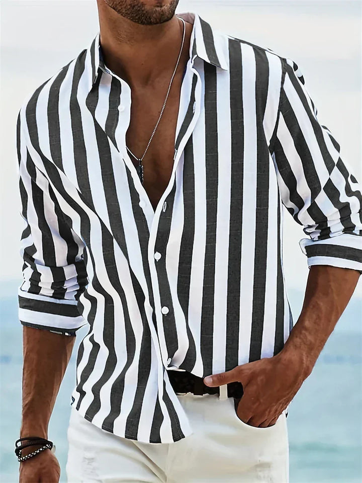 Elegantes Herren Freizeithemd gestreift, mit Button-Down, komfortabel und stilvoll für warme Sommertage und Urlaub.