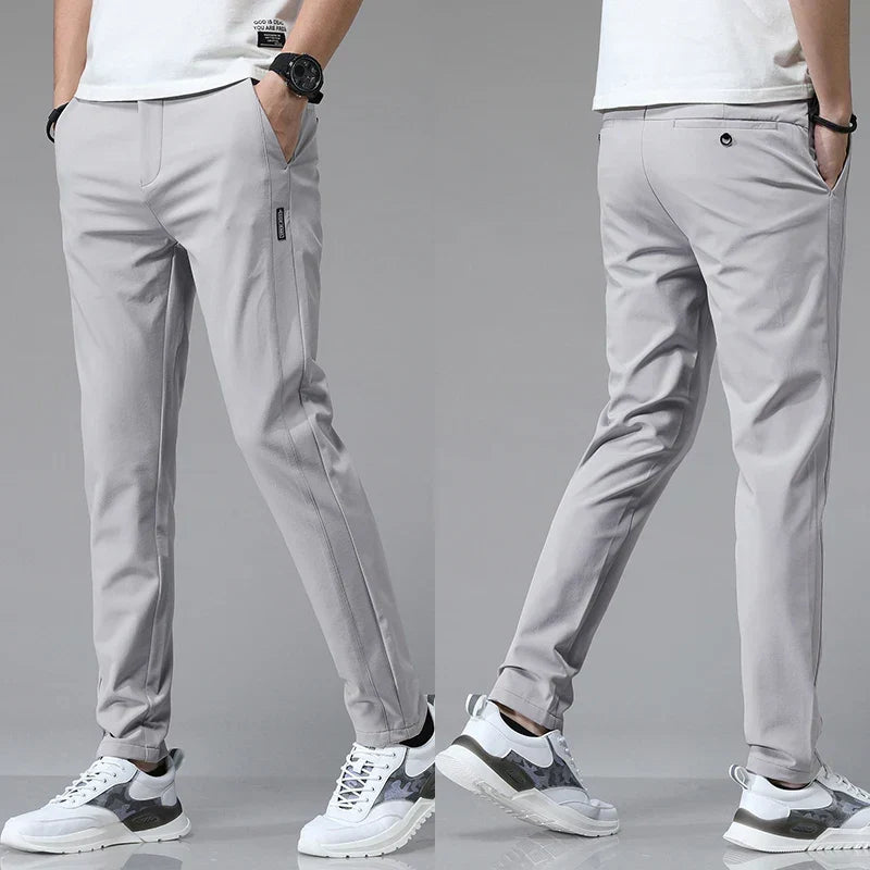 Bequeme Herren Stretchhose Slim Fit aus atmungsaktivem Material, bietet optimale Bewegungsfreiheit für jeden Tag.