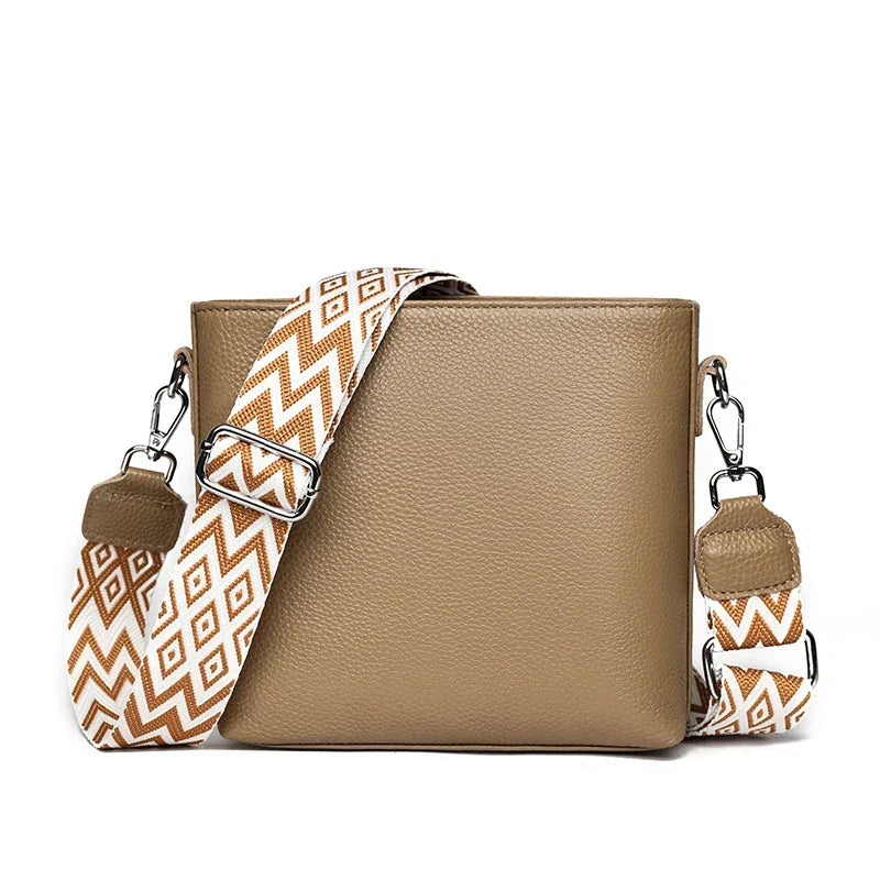 Elegante Damen-Leder-Schultertasche mit verstellbarem Riemen, ideal für stilvolle Auftritte.
