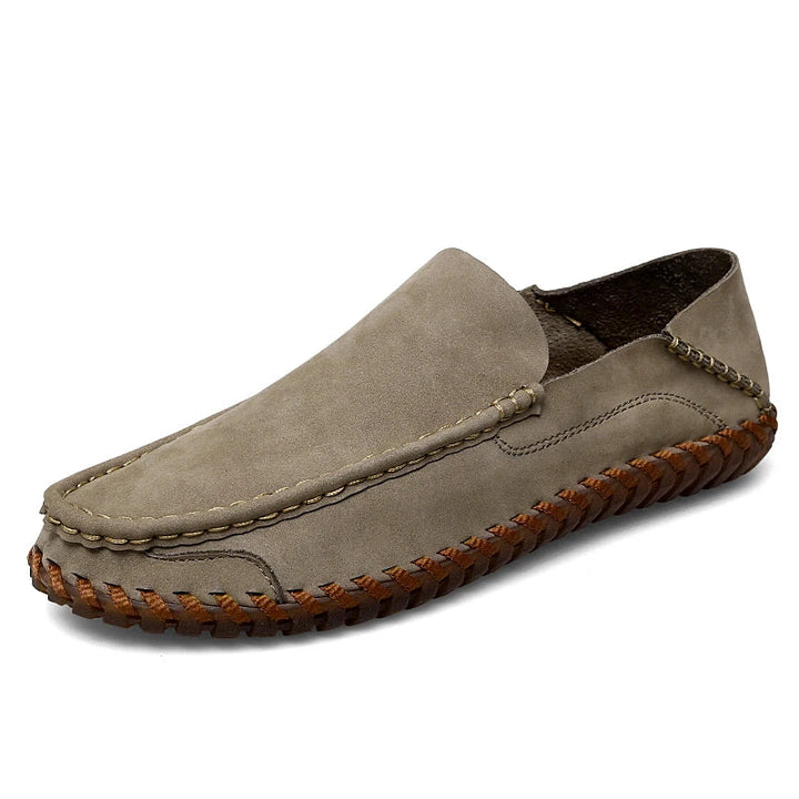 Klassische Herren Slip-On Slipper mit handgenähten Nähten, elegantem Design und komfortabler, rutschfester Sohle.