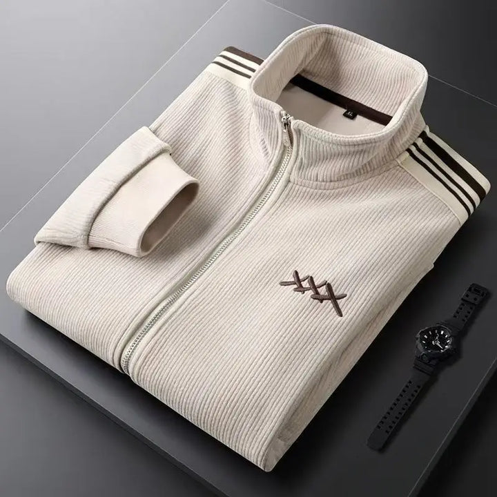 Herren Athleisure Set: Trainingsanzug mit moderner Stehkragen-Jacke und schmaler Freizeithose. Sportlicher Herrenmode-Trend.