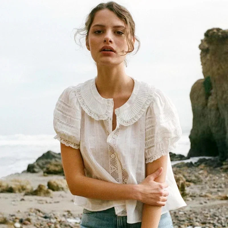 Feminine weiße Damenbluse mit eleganter Spitze, romantischen Puffärmeln, ideal für Sommer.