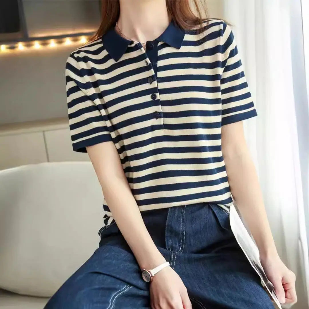 Luftiges, gestreiftes Damen Poloshirt mit eleganter Knopfleiste; ideal für modische Frühling- & Sommerlooks.