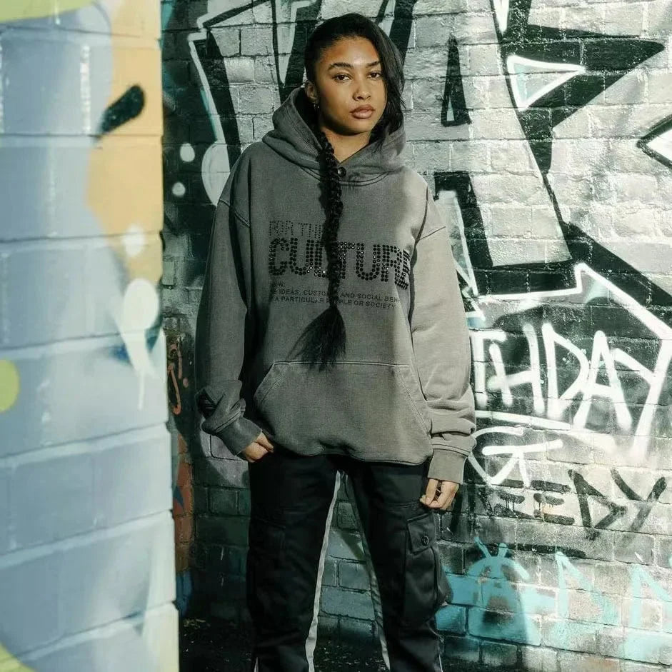 Herren Hoodie mit glitzernden Strass-Details und modernem Statement-Print, ideal für Streetstyle-Looks.