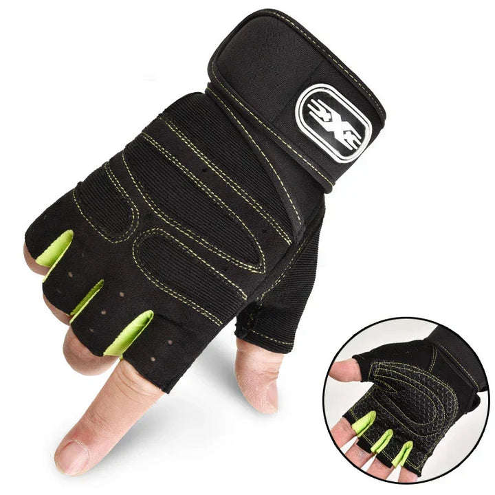 Nahaufnahme der verstellbaren Handgelenkstütze an den Unisex Fitnesshandschuhen.