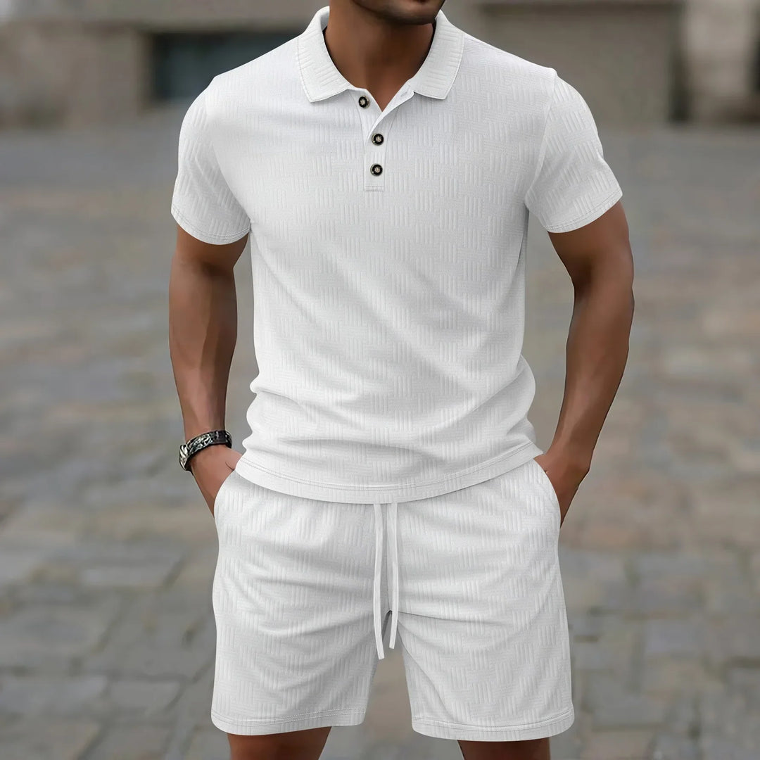 Vielseitiges Herren Sommerkleidung Set: Kurzarm Polo und passende Shorts, ein bequemer Zweiteiler für Männer.