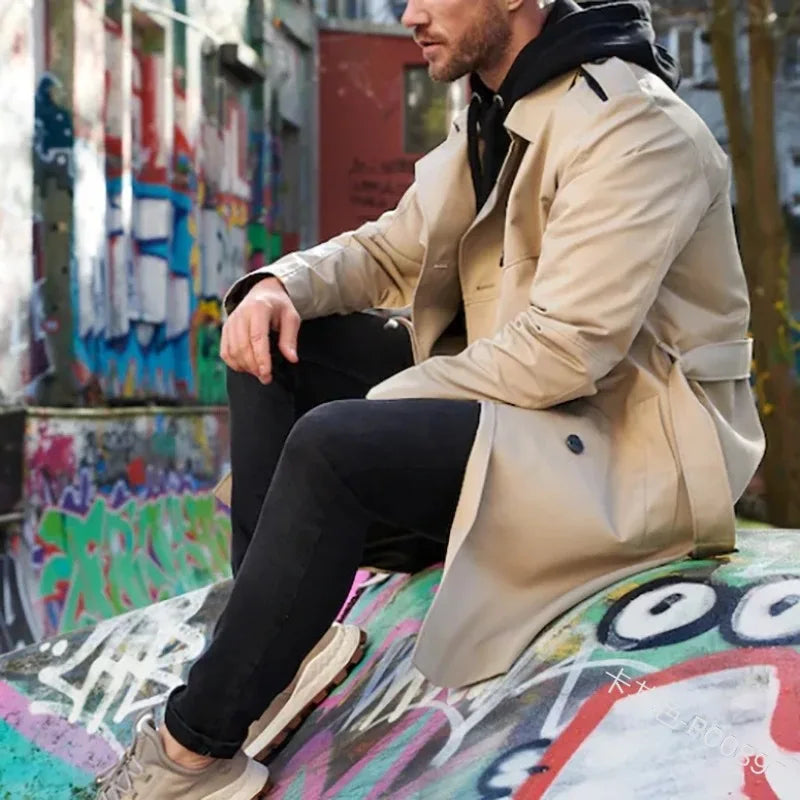 Stilvoller Herren Doppelreiher Trenchcoat mit Gürtel, ideal als Übergangsjacke & Wintermantel.
