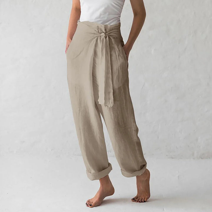 Detailansicht der weiten Damenhose: hoher Bund & stylischer Gürtel, Frühling/Sommer Mode.