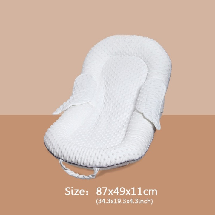 Sicheres Baby-Nest mit Mesh für optimale Luftzirkulation. Ergonomische Rückenstütze für ruhigen Schlaf des Neugeborenen.