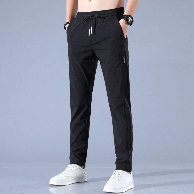 Dunkelgraue Herren Freizeithose, Tapered Fit, mit elastischem Bund. Ideal für Alltag & Sport. Maximaler Komfort.