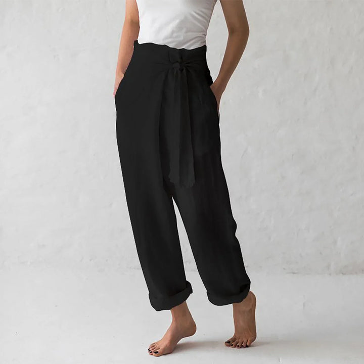 Elegante weite Damenhose mit hohem Bund & Gürtel für modische Freizeit-Looks im Frühling/Sommer.