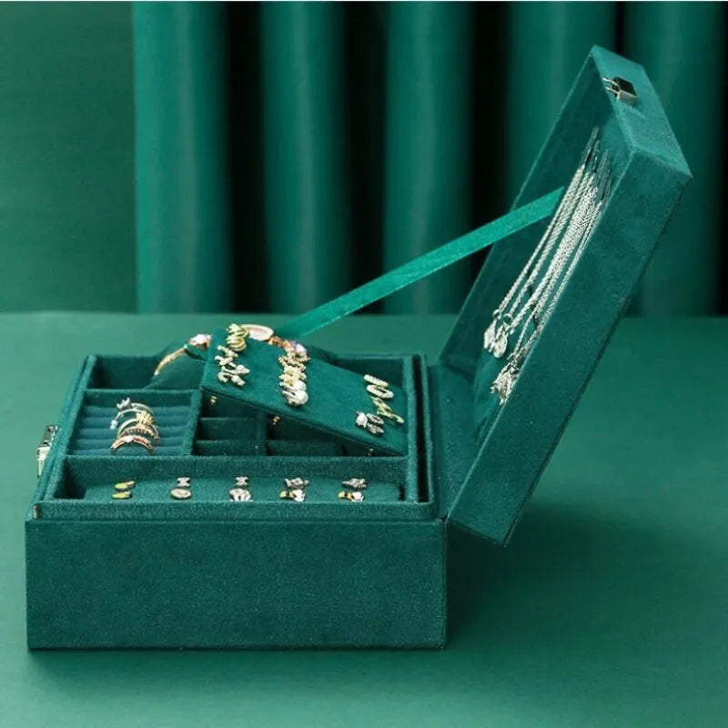 Luxuriöse Samt-Schmuckbox in Rosa mit Schloss, ein eleganter Vintage-Organizer für Damenschmuck.