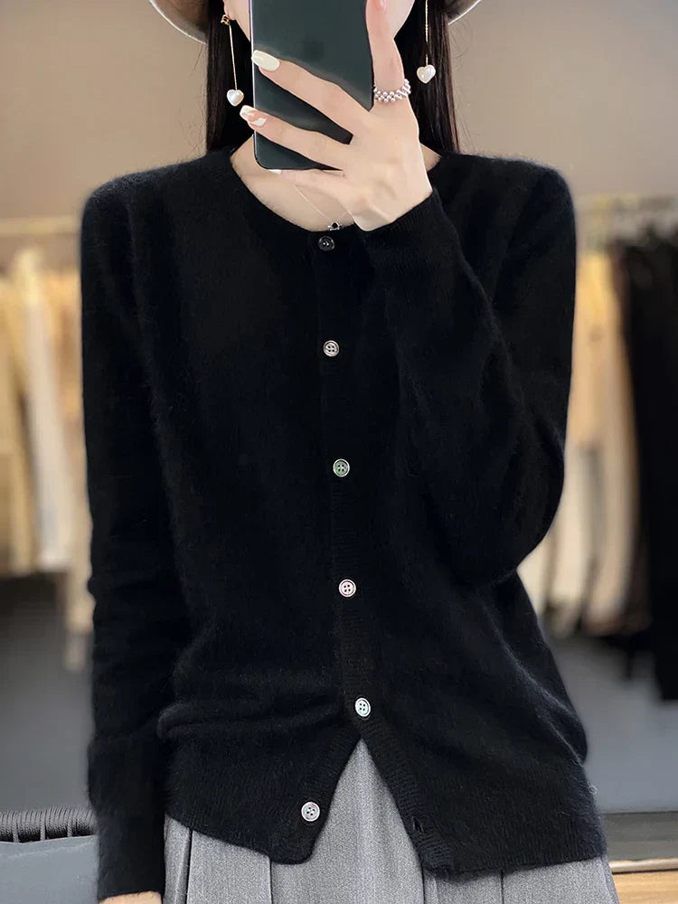Stylischer Damenpullover für Herbst & Alltag. Lockerer Rundhals & praktische Knopfleiste. Bequem.