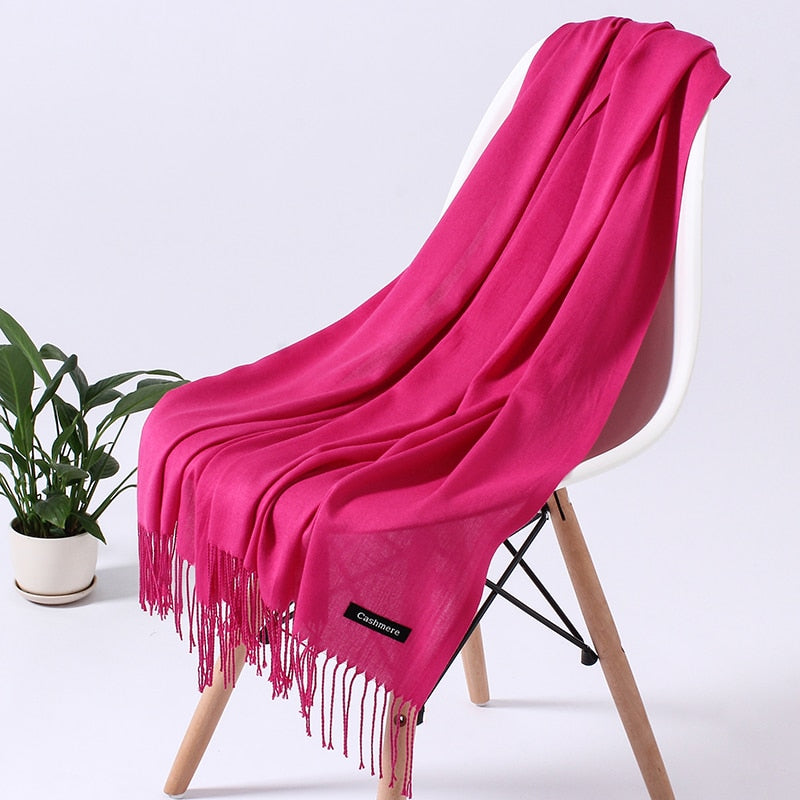Vielseitiges Damen Halstuch, elegantes Design, ein stilvolles Modeaccessoire.