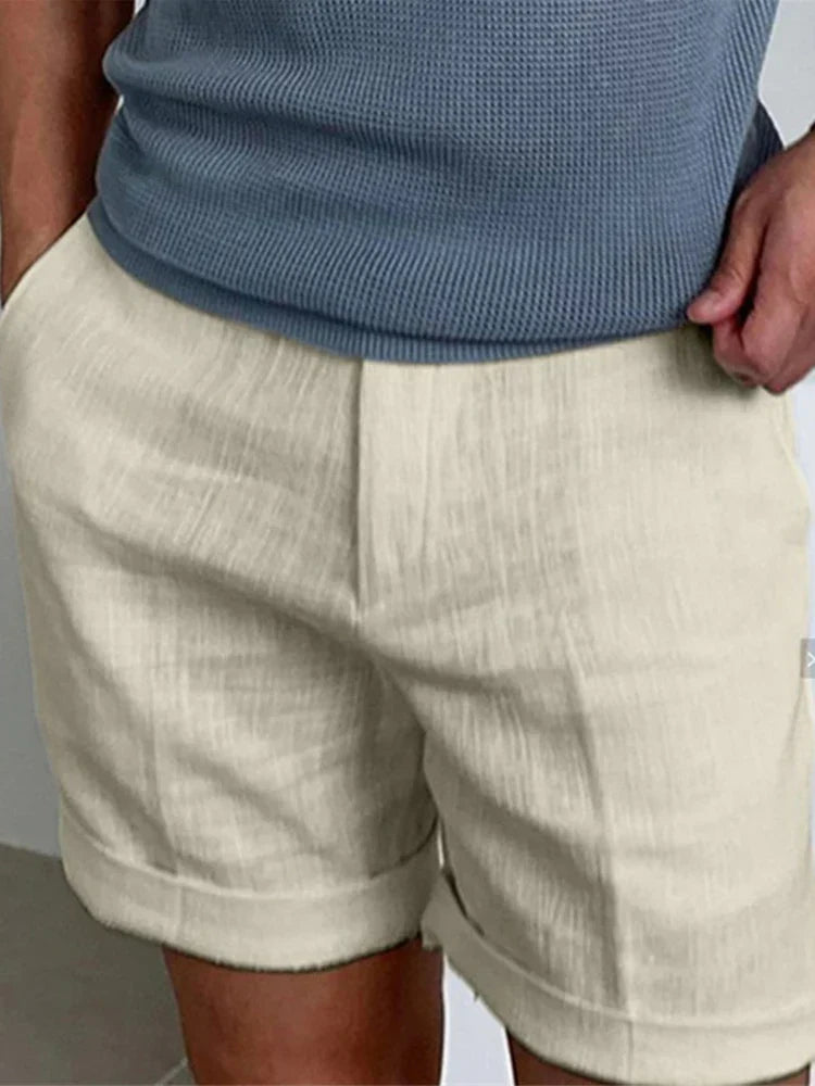 Modell trägt lässige Herren Sommer-Shorts im Chino-Stil, perfekt für Freizeit & warme Tage.