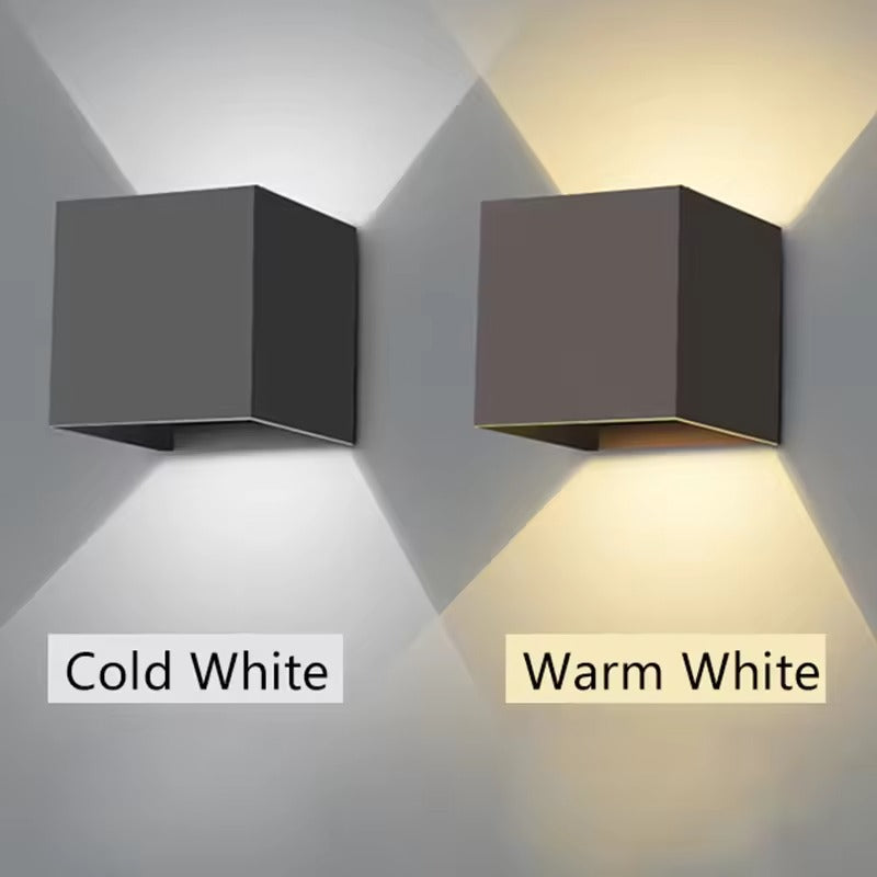 Energieeffiziente LED Fassadenbeleuchtung mit Up-Down Licht, ideal für moderne Außenbereiche.