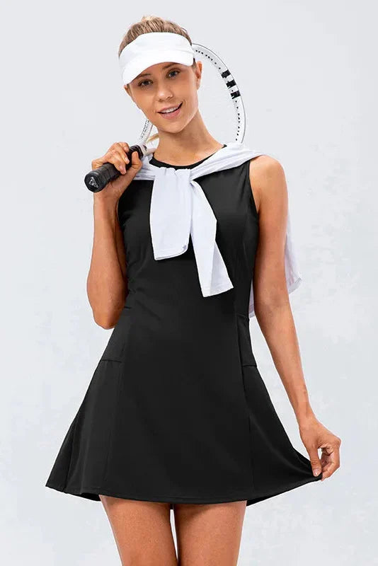 Elegantes weißes Damen Sportkleid midi, ärmellos, mit integrierten Shorts & Taschen. Sportmode.
