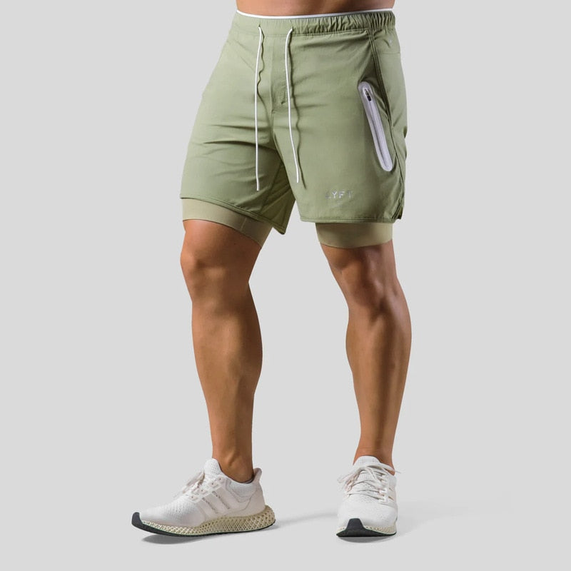 Frontale Ansicht der schwarzen Herren 2-in-1-Fitness-Shorts mit Kordelzug.