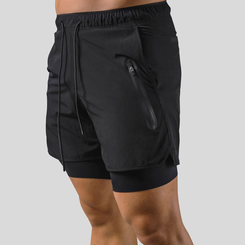Mann springt dynamisch in 2-in-1-Herren-Sporthose, zeigt Bewegungsfreiheit.