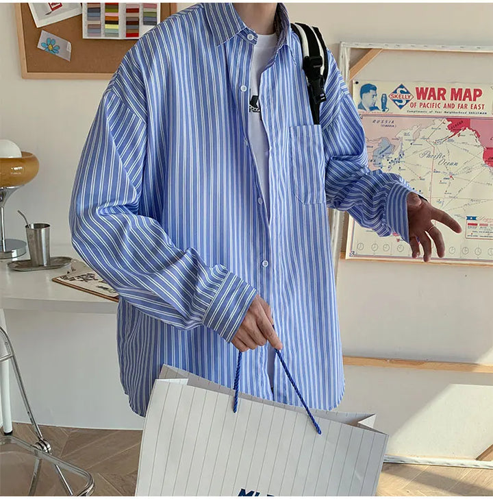Herren Oversize Hemd mit Streifen in Blau und Weiß, lockerer Schnitt für lässigen Frühlings-Look.