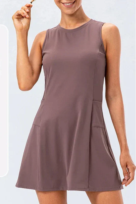 Damen Tenniskleid ärmellos in Lila mit integrierten Shorts & Taschen. Perfekt für Sport & Freizeit.