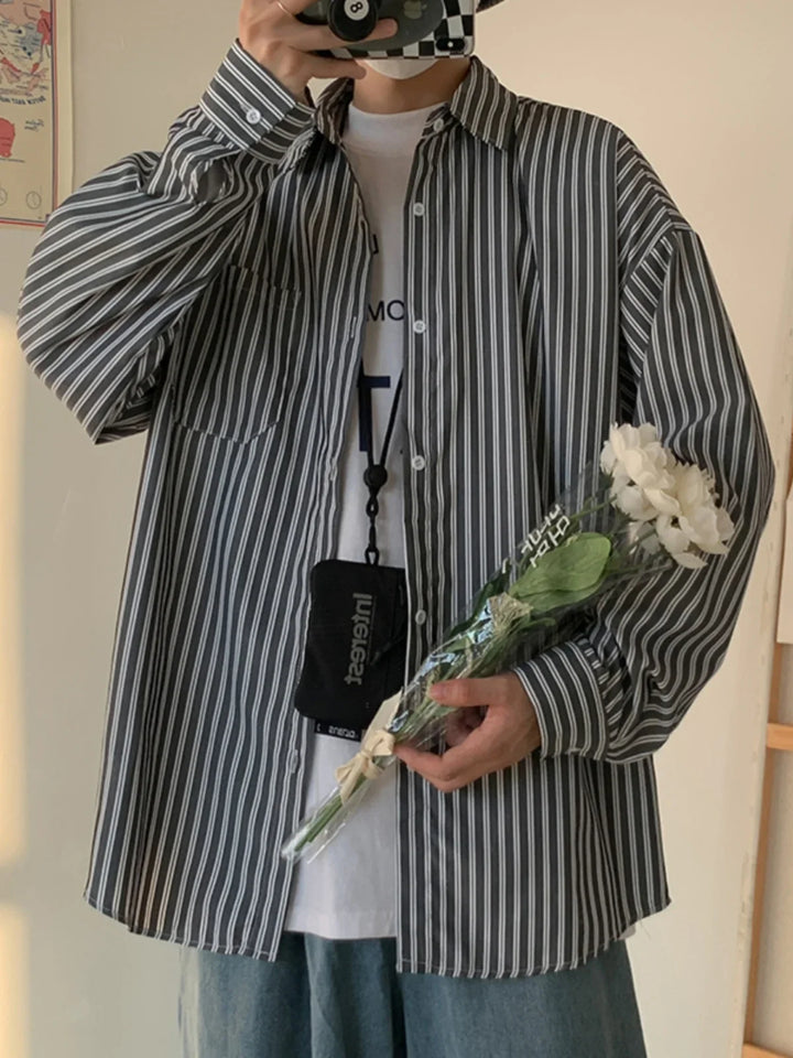 Blau-weiß gestreiftes Oversize Hemd für Herren, moderner Style, ideal für Alltag und Freizeit.
