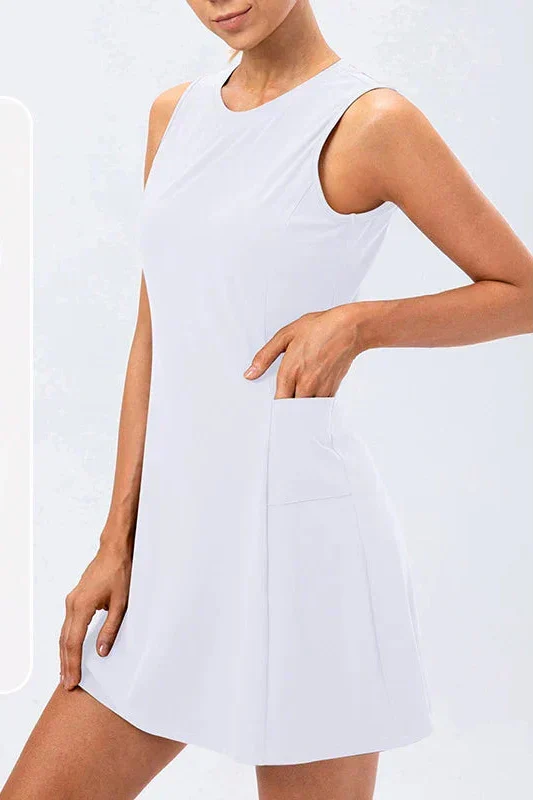 Weißes Sportkleid Damen ärmellos, midi-Länge, mit integrierten Shorts & Seitentaschen.