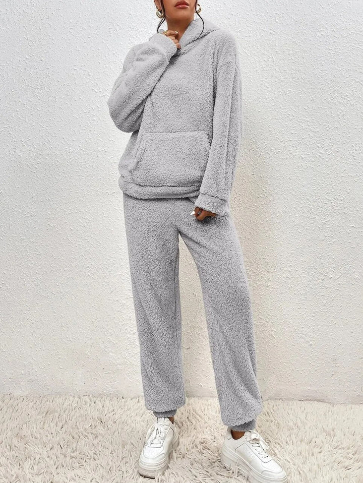 Stylischer Damen Teddy-Hausanzug mit Kapuze, modische Loungewear für zu Hause.