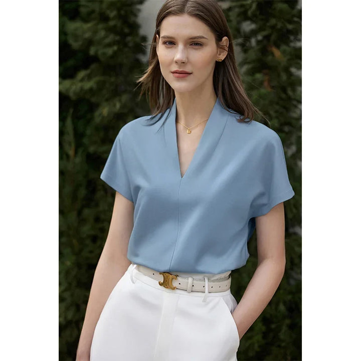 V-Ausschnitt Damen T-Shirt. Ein zeitloses, elegantes Sommer Oberteil für vielfältige Anlässe.