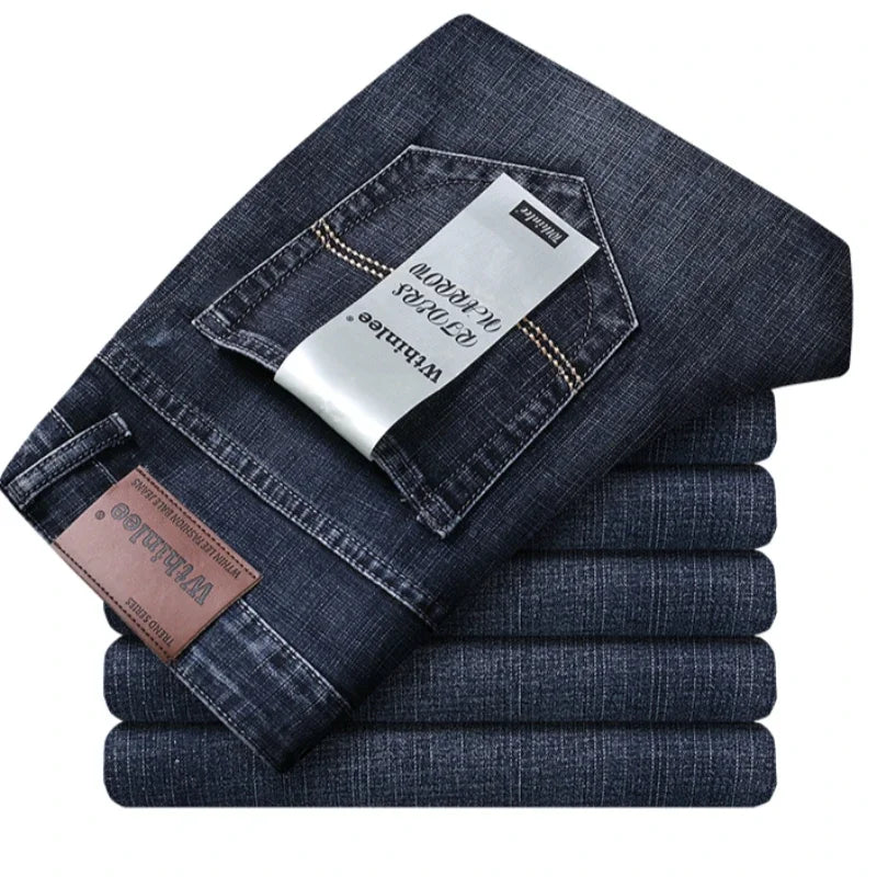 Ein Herr trägt eine schwarze Herrenjeans mit geradem Bein. Zeitloser Schnitt, ideal für Alltag und moderne Herrenmode.