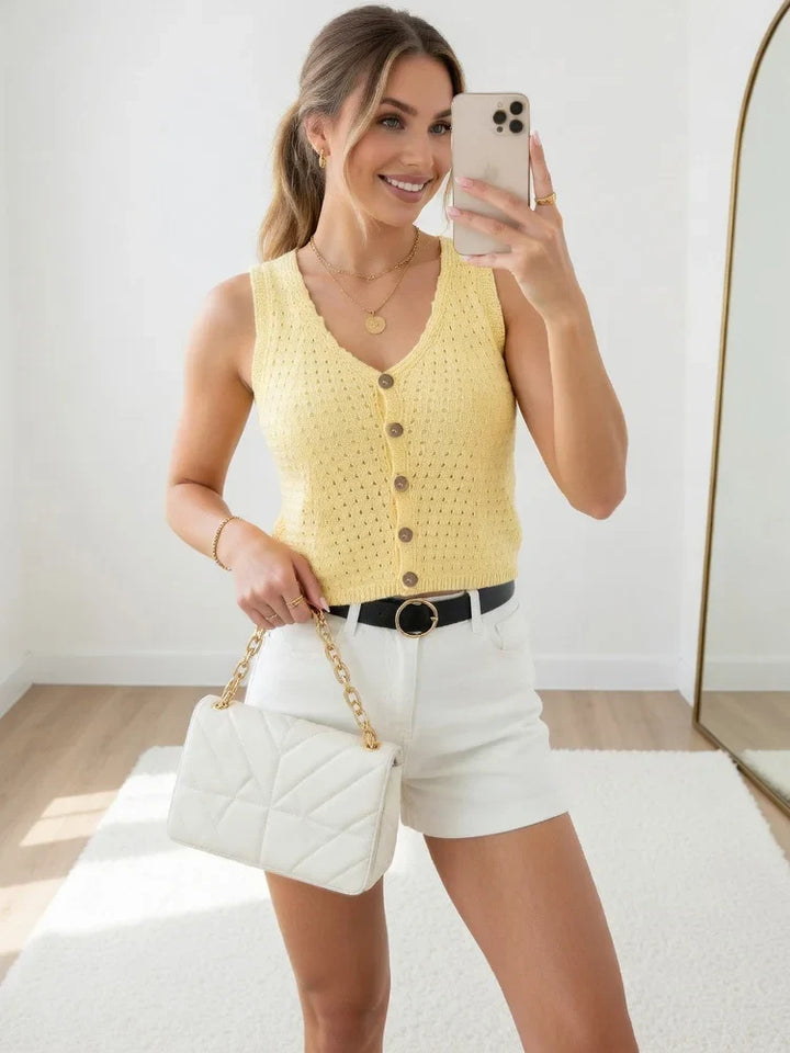 Vielseitiges Damen Oberteil Sabine, ärmellos mit durchgehender Knopfleiste, perfekt für elegante Freizeitmode.