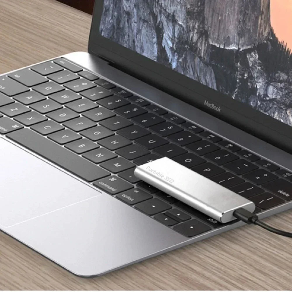 Externe 4TB USB-C Festplatte mit Kabel, bereit für schnellen Datentransfer und effizienten Speicherausbau.