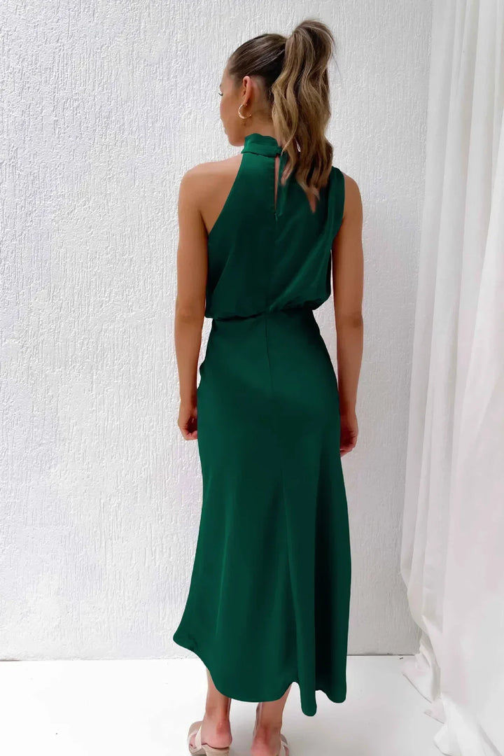 Schlichtes aber elegantes Neckholder Abendkleid, perfekt für minimalistische Looks bei besonderen Anlässen.