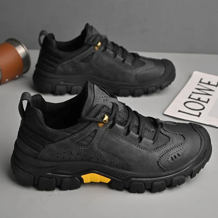 Griffige Herren Trekkingschuhe mit robuster, rutschfester Sohle. Wasserdicht für Outdoor, Wandern, Camping & Freizeit.