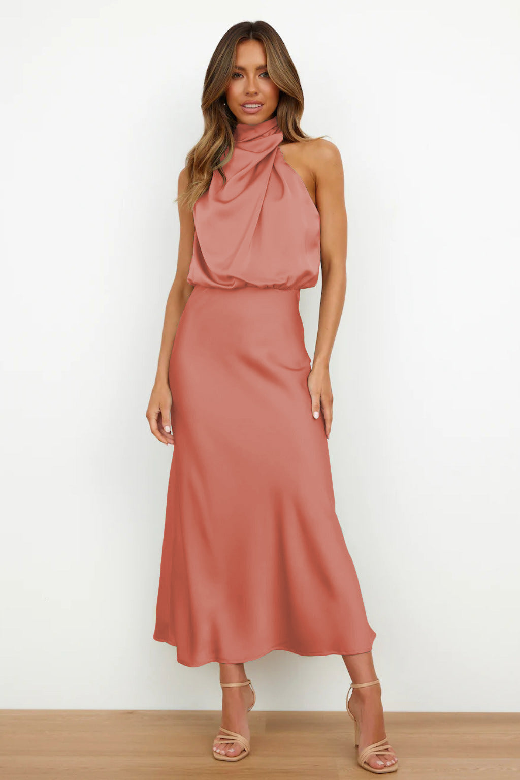 Fließendes Damen Abendkleid mit Neckholder-Design, luxuriöses Gefühl für unvergessliche festliche Nächte.